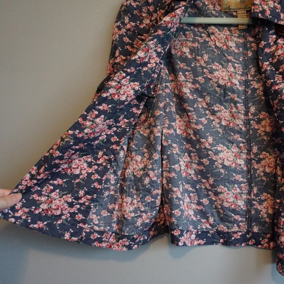 NEW American Rag Navy blue with Pink Flowers Button up Crop Top size M - Picture 13 of 15